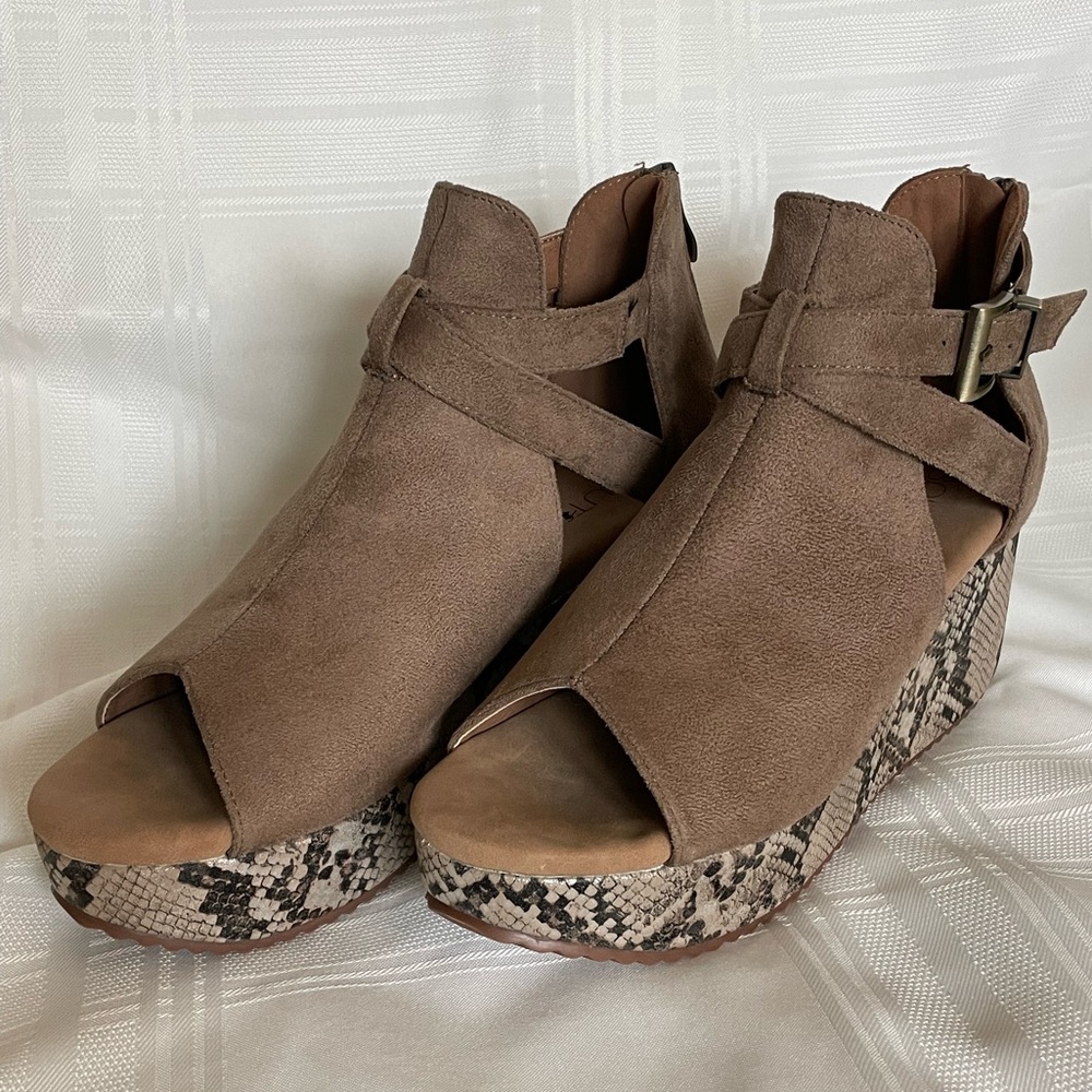 Corkys Felton Wedge Sz 8